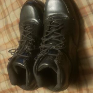Men's Black Nike boots. (USED) NO BOX